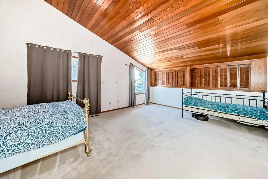 156 Edgehill Close NW Calgary AB T3A2X1