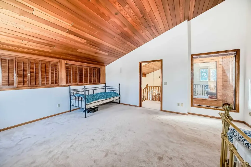 156 Edgehill Close NW Calgary AB T3A2X1