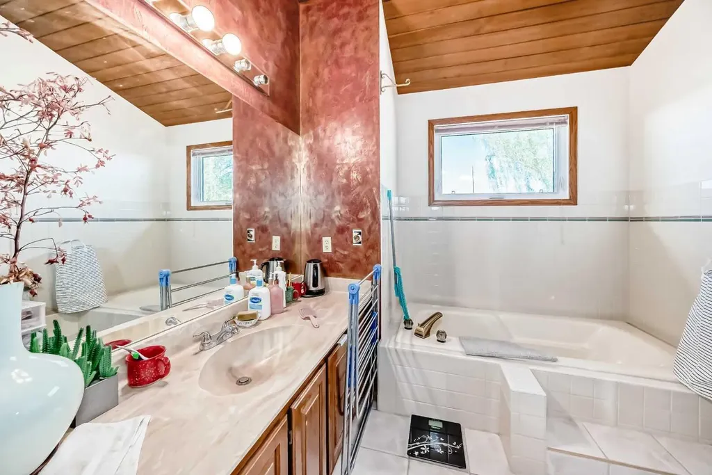 156 Edgehill Close NW Calgary AB T3A2X1
