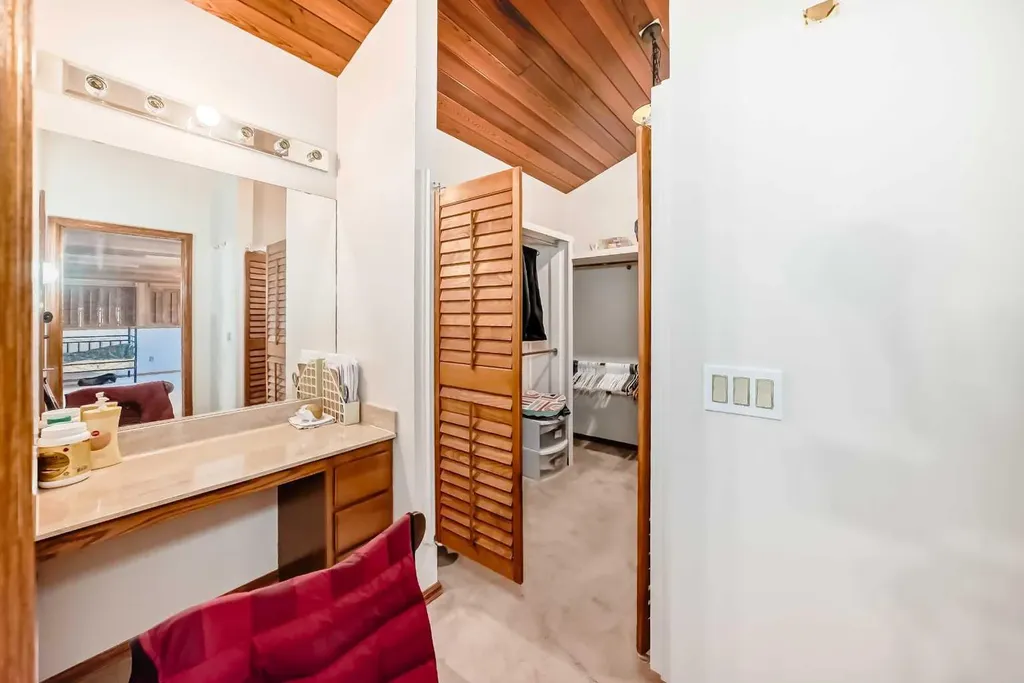 156 Edgehill Close NW Calgary AB T3A2X1