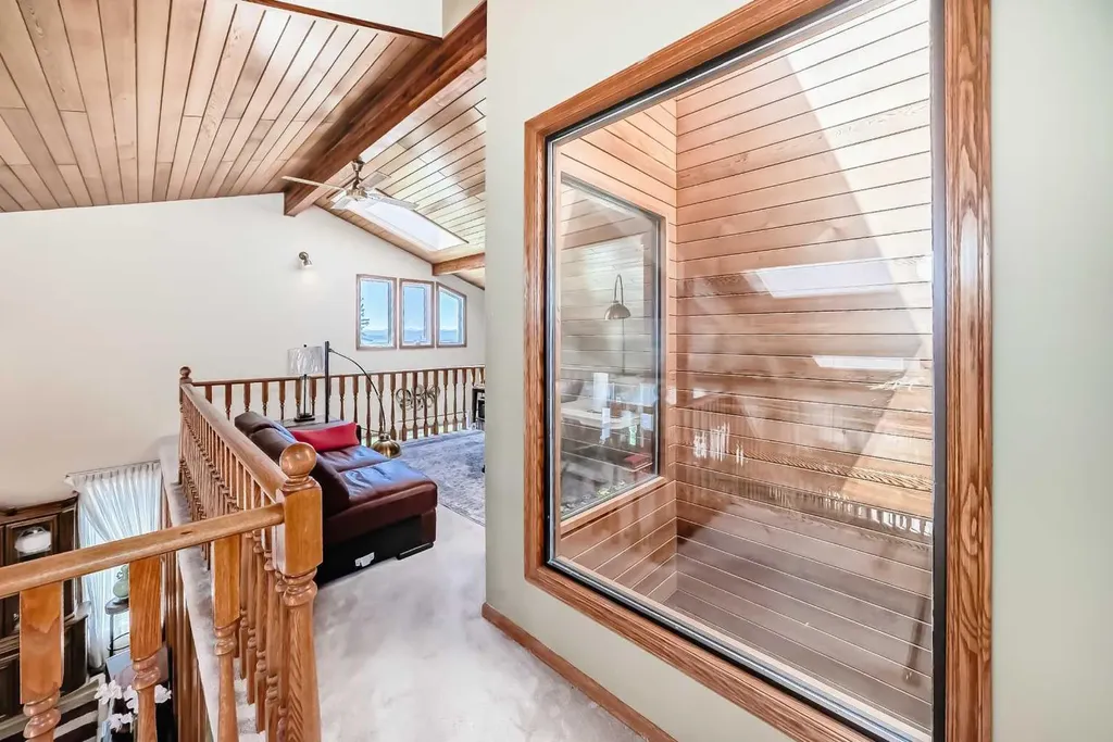 156 Edgehill Close NW Calgary AB T3A2X1
