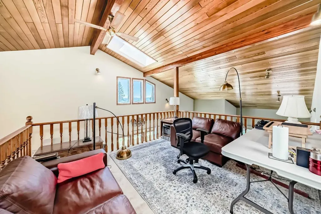 156 Edgehill Close NW Calgary AB T3A2X1