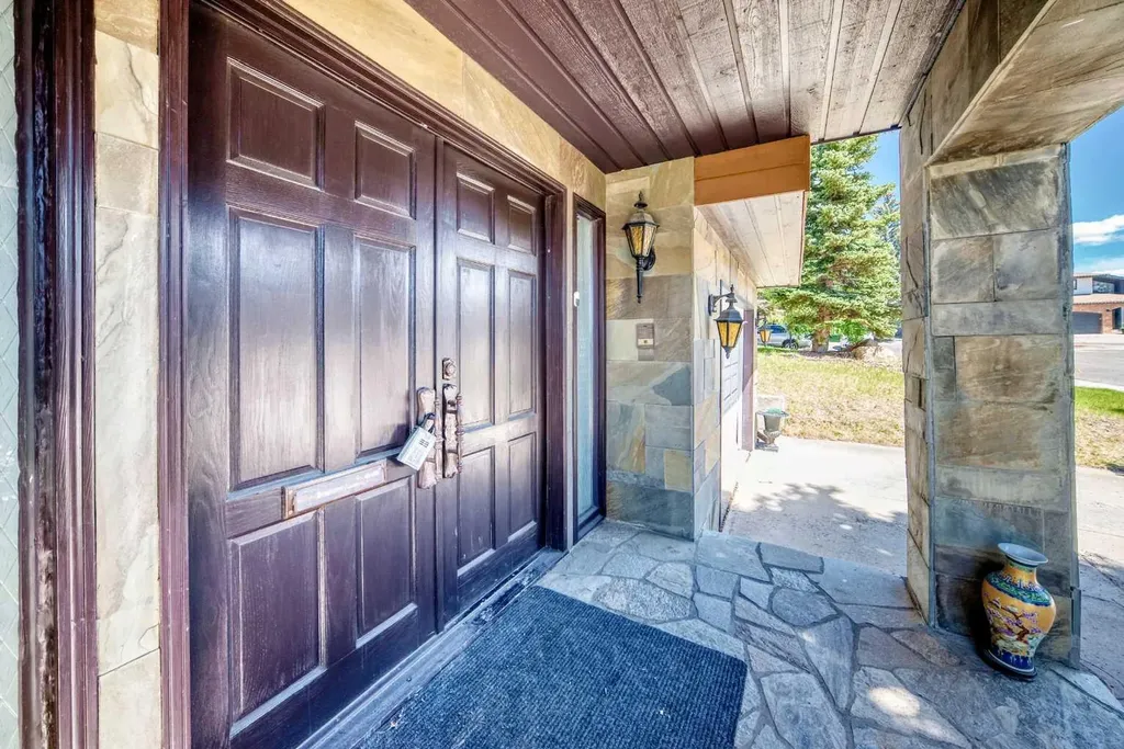 156 Edgehill Close NW Calgary AB T3A2X1