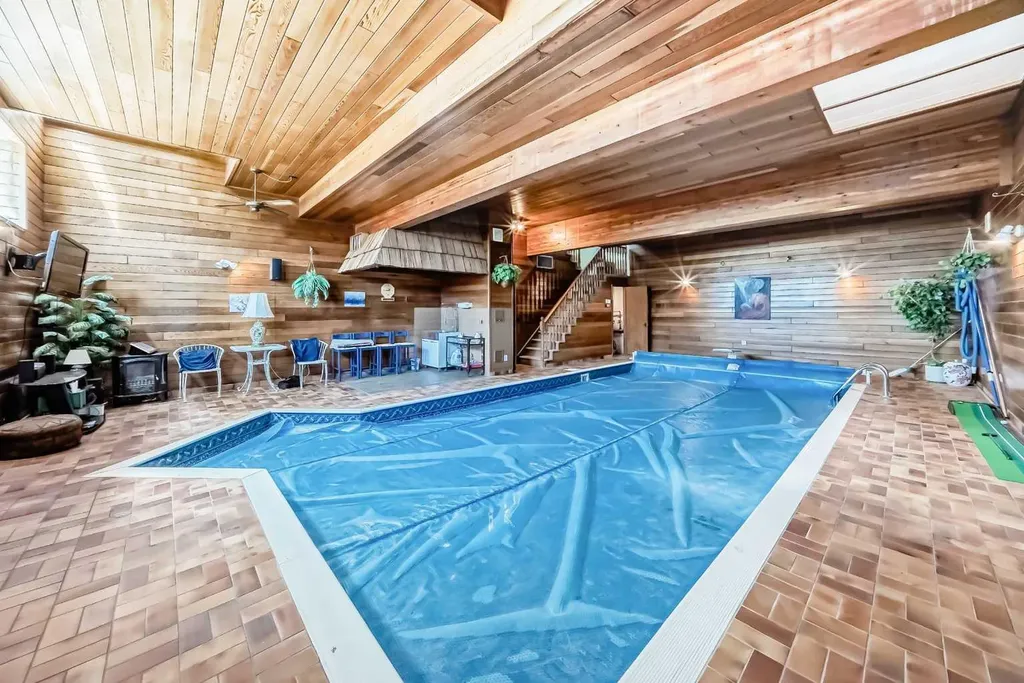 156 Edgehill Close NW Calgary AB T3A2X1