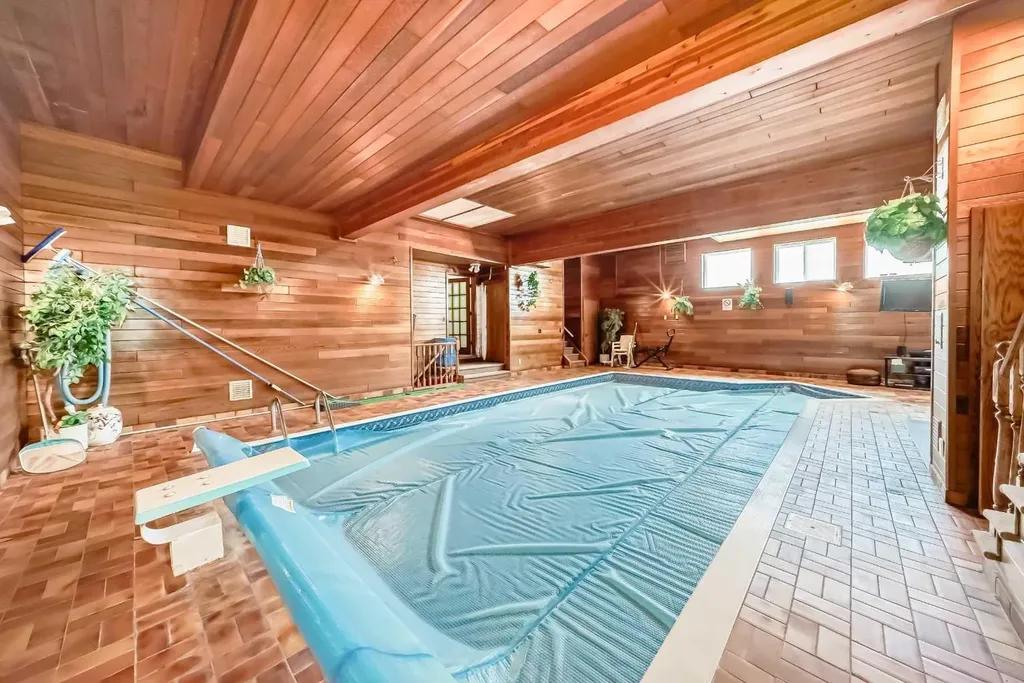 156 Edgehill Close NW Calgary AB T3A2X1