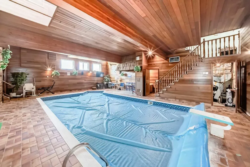 156 Edgehill Close NW Calgary AB T3A2X1
