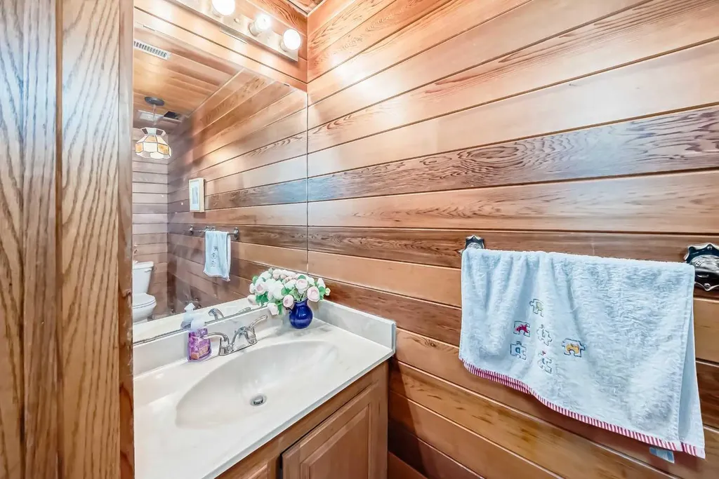 156 Edgehill Close NW Calgary AB T3A2X1