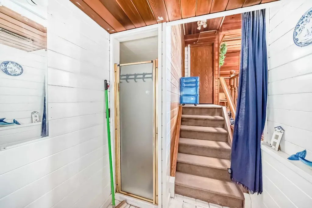 156 Edgehill Close NW Calgary AB T3A2X1