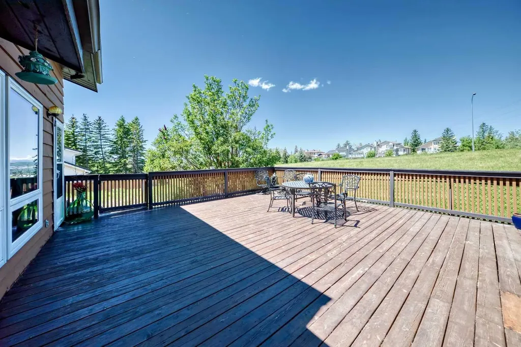 156 Edgehill Close NW Calgary AB T3A2X1