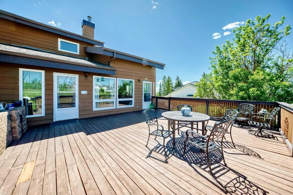 156 Edgehill Close NW Calgary AB T3A2X1