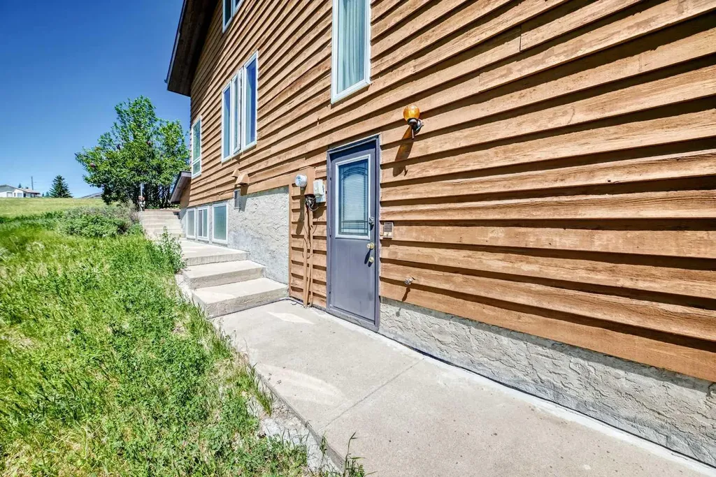 156 Edgehill Close NW Calgary AB T3A2X1