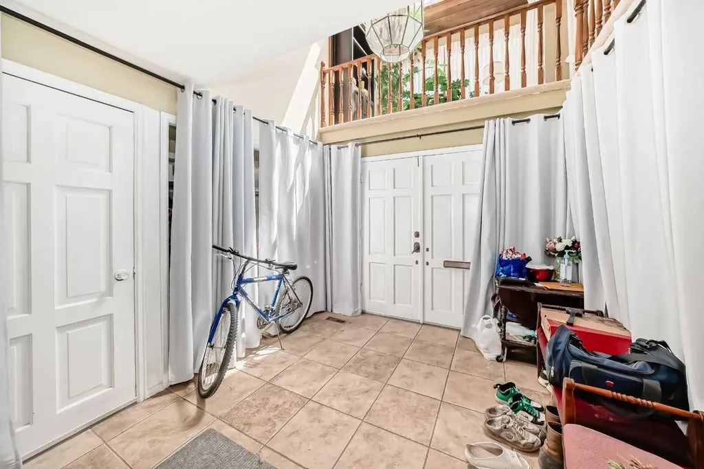 156 Edgehill Close NW Calgary AB T3A2X1