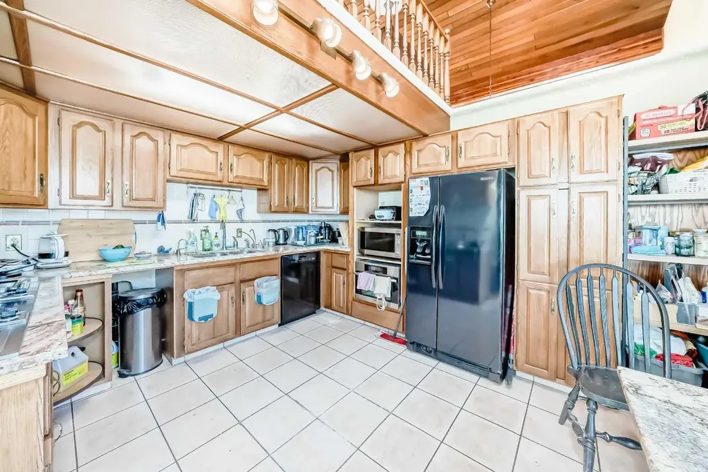 156 Edgehill Close NW Calgary AB T3A2X1