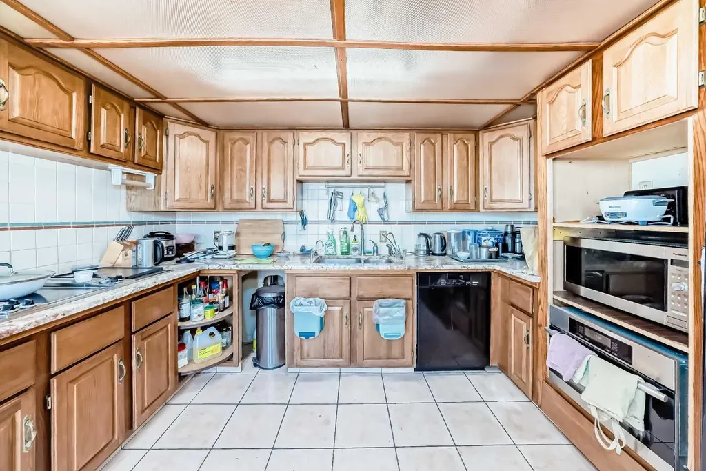 156 Edgehill Close NW Calgary AB T3A2X1
