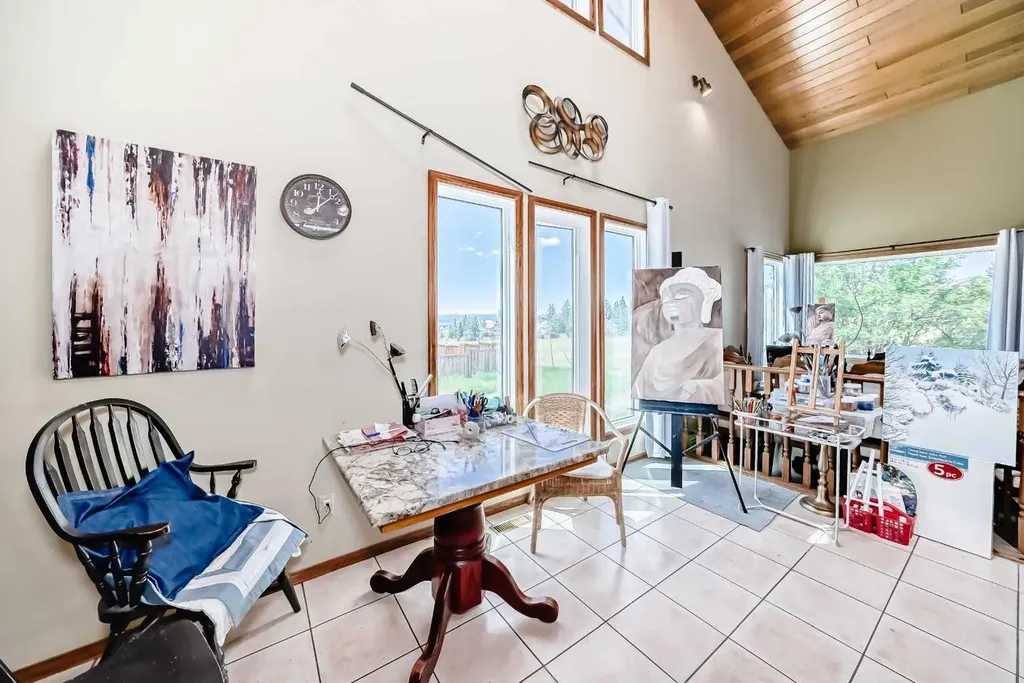156 Edgehill Close NW Calgary AB T3A2X1