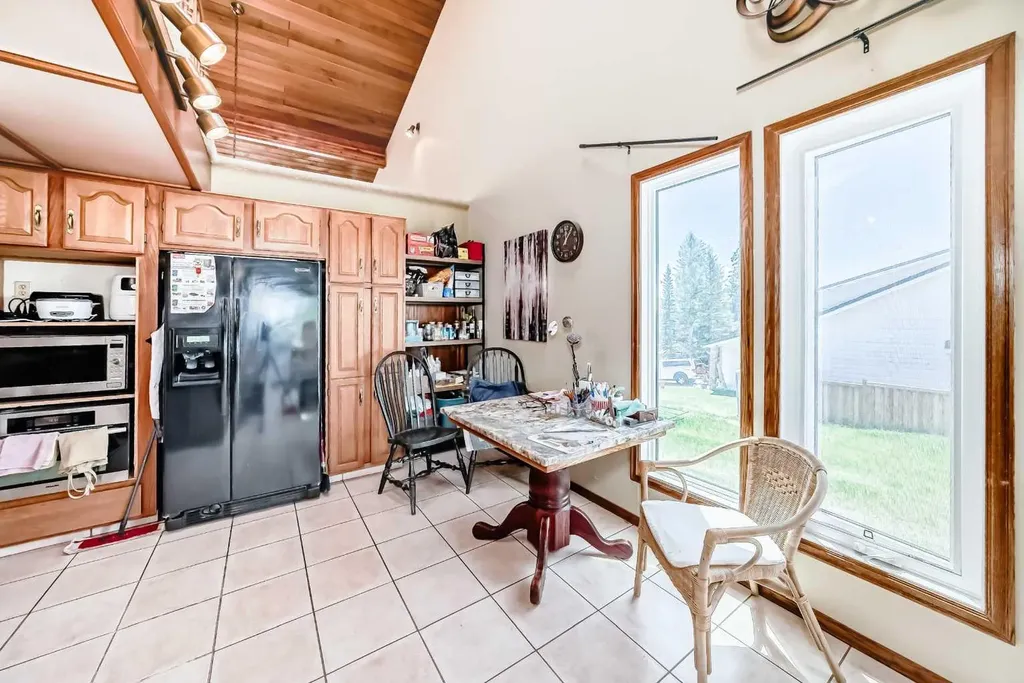 156 Edgehill Close NW Calgary AB T3A2X1