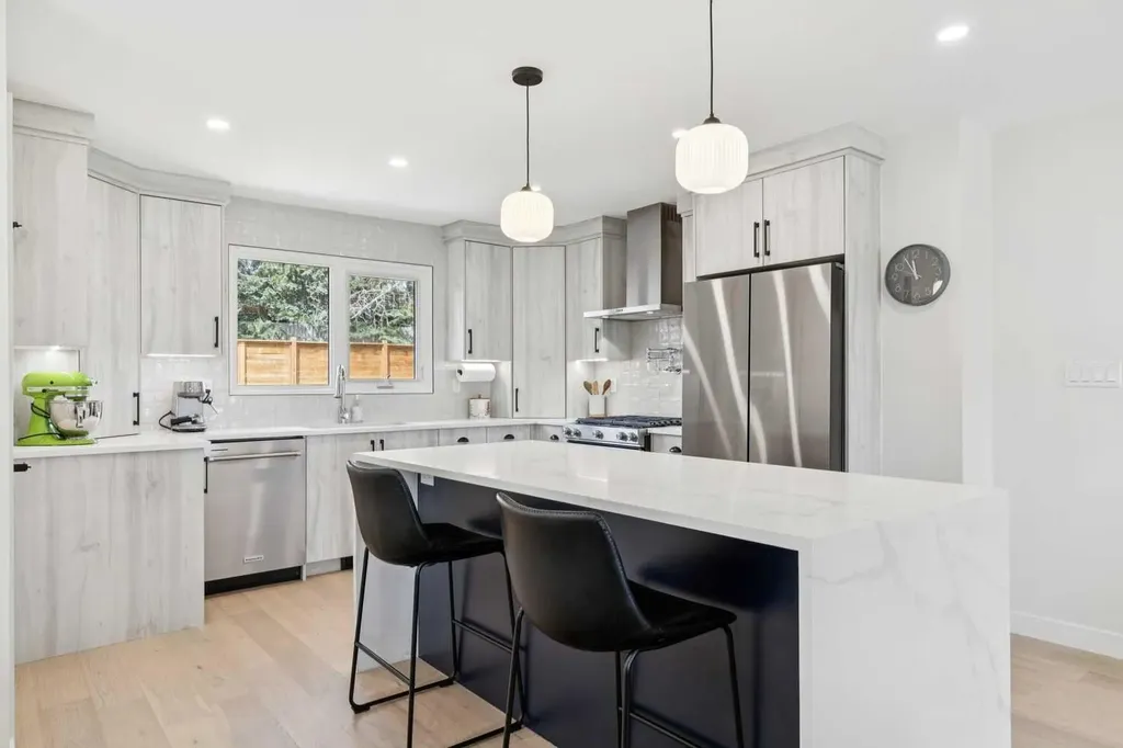507 Cantrell Drive SW Calgary AB T2W 2K8