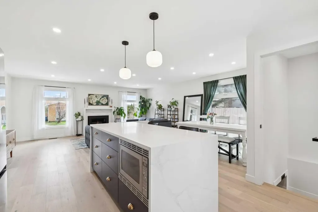 507 Cantrell Drive SW Calgary AB T2W 2K8