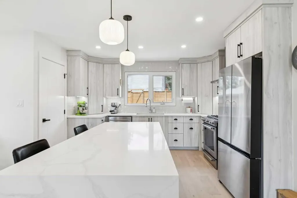 507 Cantrell Drive SW Calgary AB T2W 2K8