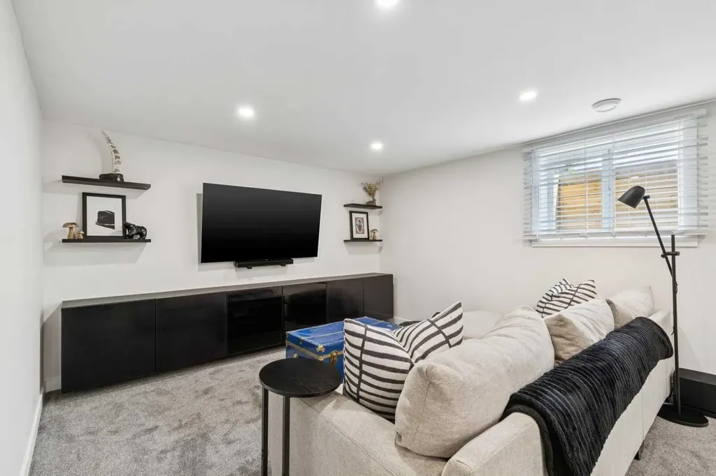 507 Cantrell Drive SW Calgary AB T2W 2K8