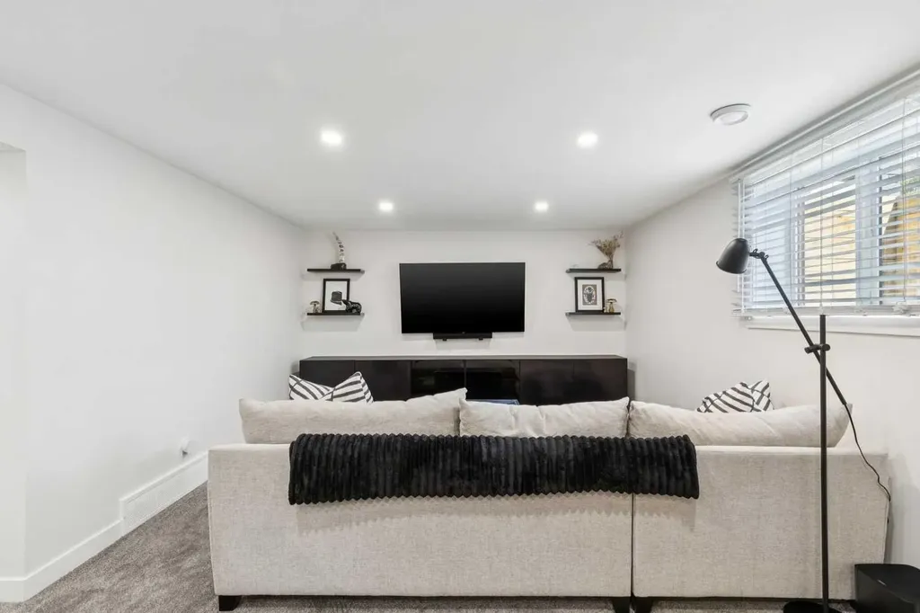 507 Cantrell Drive SW Calgary AB T2W 2K8