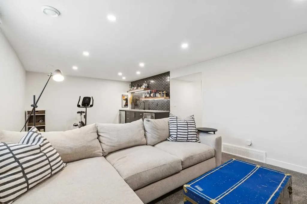 507 Cantrell Drive SW Calgary AB T2W 2K8