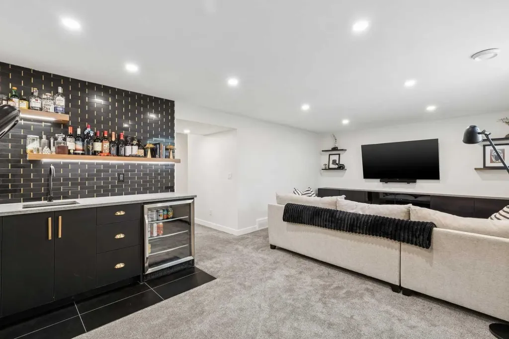 507 Cantrell Drive SW Calgary AB T2W 2K8