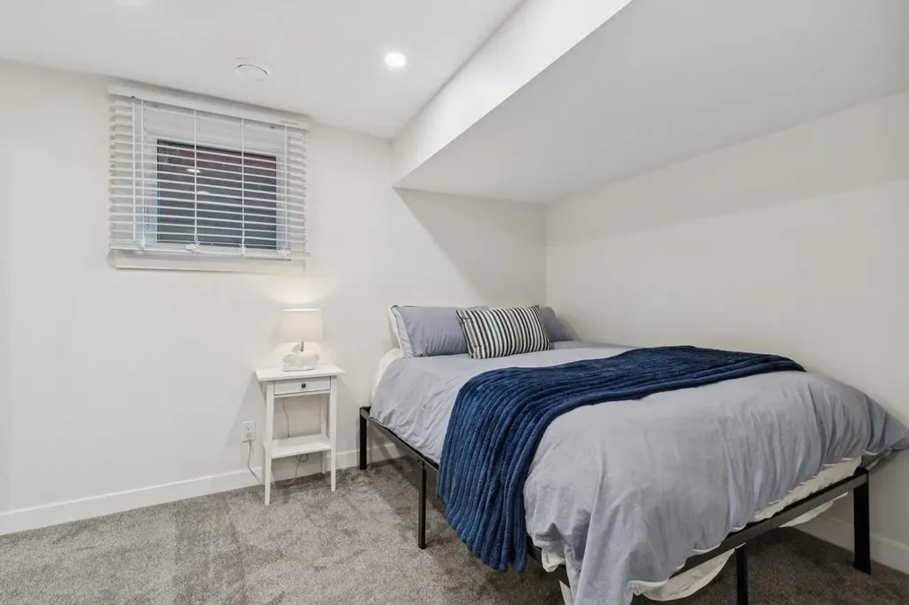 507 Cantrell Drive SW Calgary AB T2W 2K8