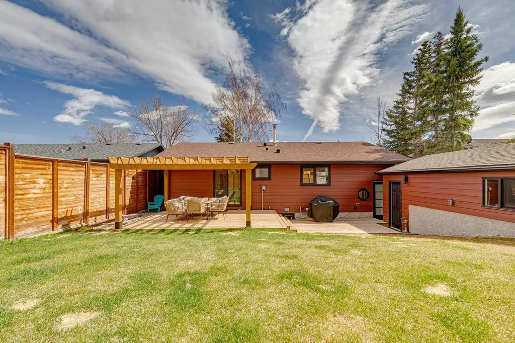 507 Cantrell Drive SW Calgary AB T2W 2K8