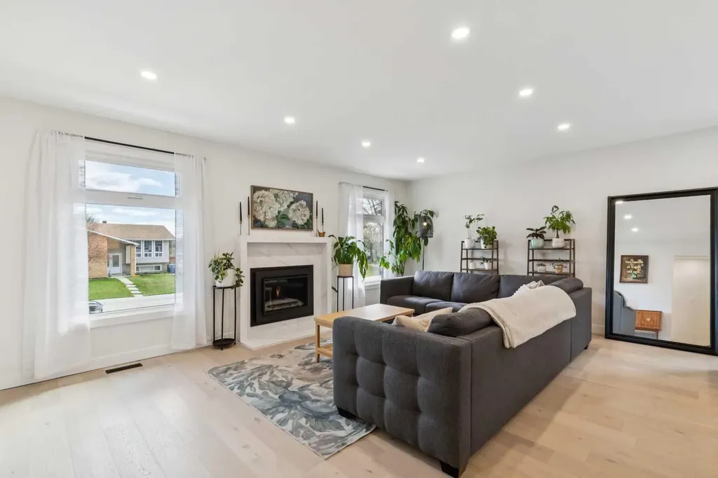 507 Cantrell Drive SW Calgary AB T2W 2K8