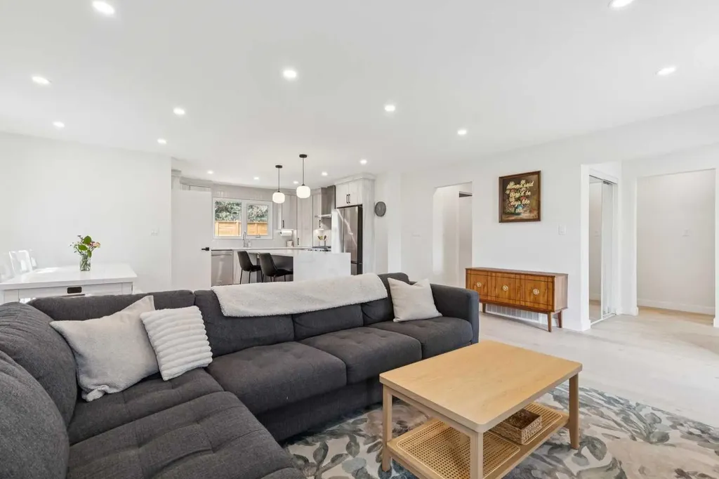 507 Cantrell Drive SW Calgary AB T2W 2K8