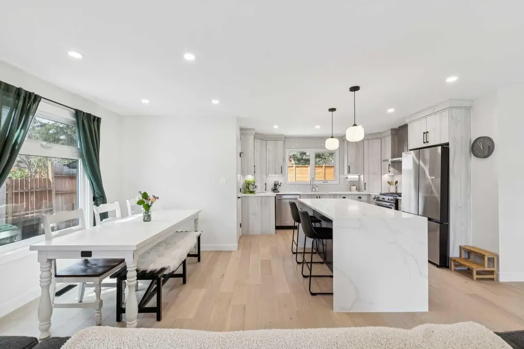 507 Cantrell Drive SW Calgary AB T2W 2K8