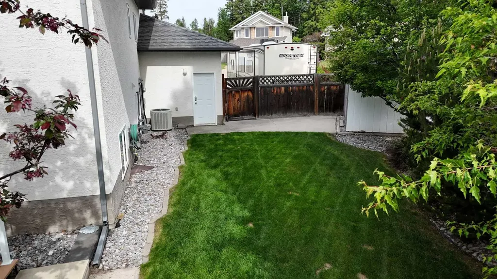 6123 11 Avenue Edson AB T7E 1Y8