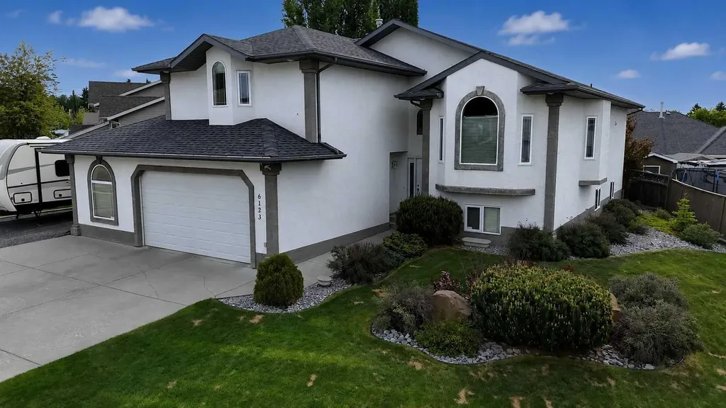 6123 11 Avenue Edson AB T7E 1Y8