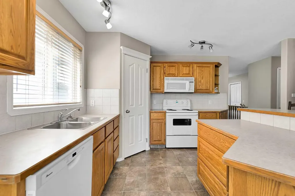 95 Cambridge Glen Drive Strathmore AB T1P 1W1