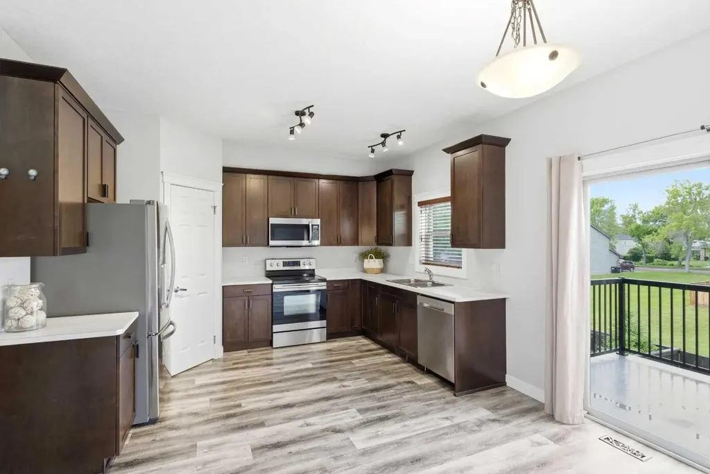 2120 21 Avenue Didsbury AB T0M 0W0