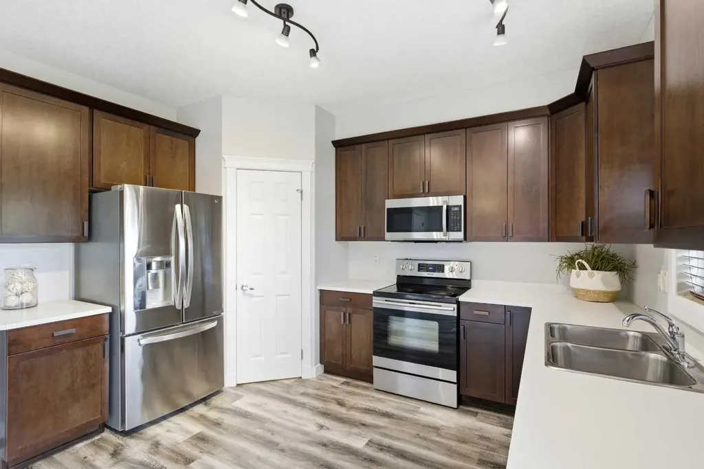 2120 21 Avenue Didsbury AB T0M 0W0