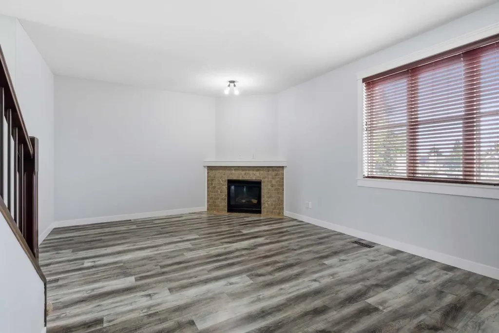 2120 21 Avenue Didsbury AB T0M 0W0