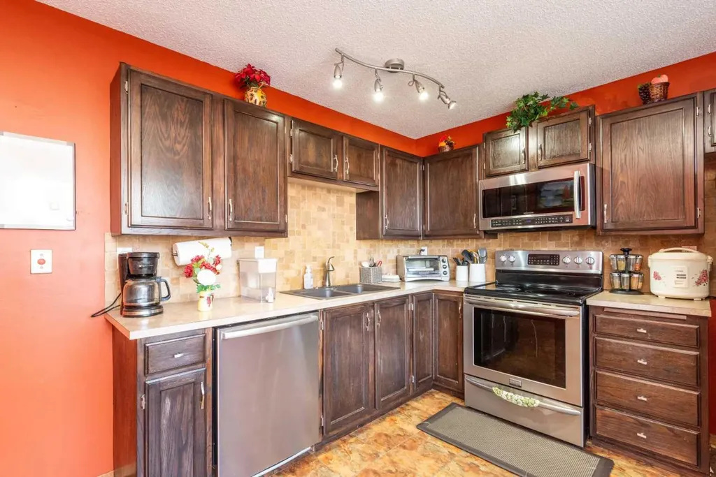78 Queen Anne Close SE Calgary AB T2J 6E5