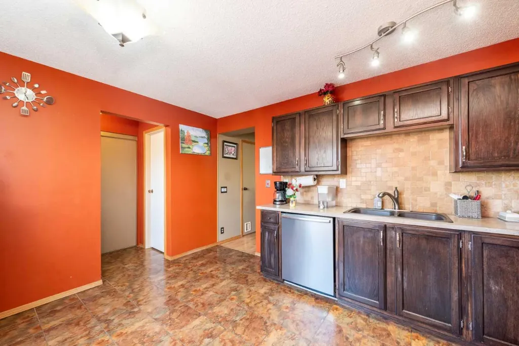 78 Queen Anne Close SE Calgary AB T2J 6E5