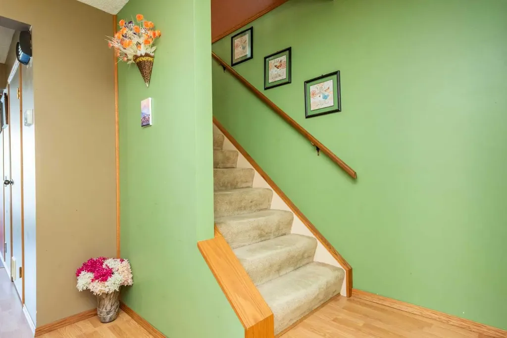 78 Queen Anne Close SE Calgary AB T2J 6E5