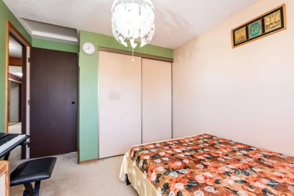 78 Queen Anne Close SE Calgary AB T2J 6E5