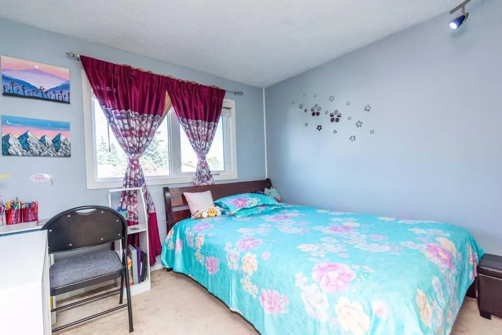 78 Queen Anne Close SE Calgary AB T2J 6E5