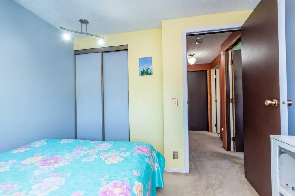 78 Queen Anne Close SE Calgary AB T2J 6E5