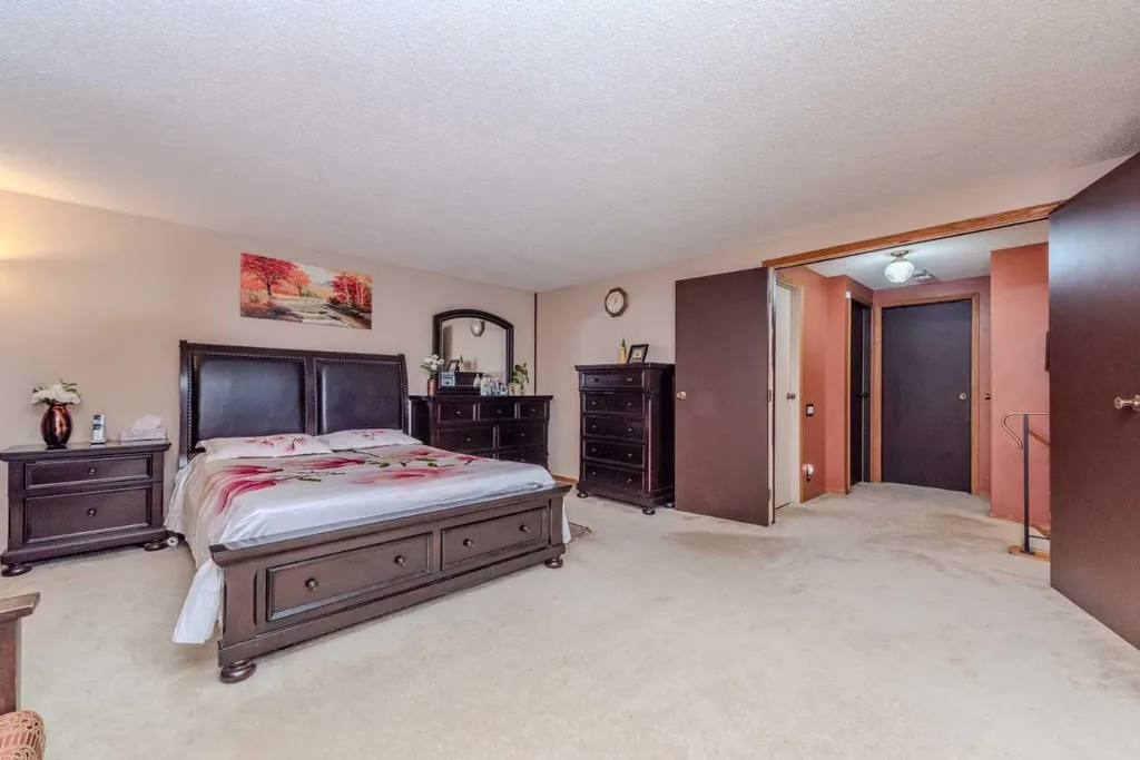 78 Queen Anne Close SE Calgary AB T2J 6E5