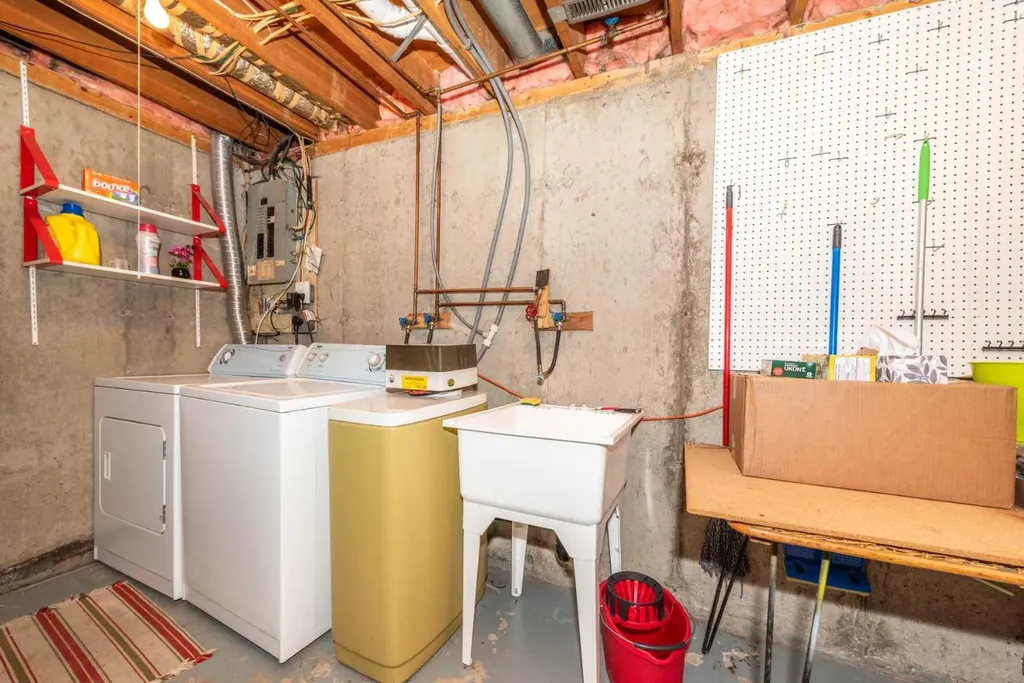 78 Queen Anne Close SE Calgary AB T2J 6E5