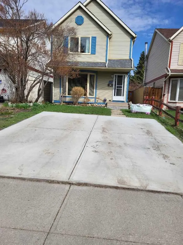78 Queen Anne Close SE Calgary AB T2J 6E5