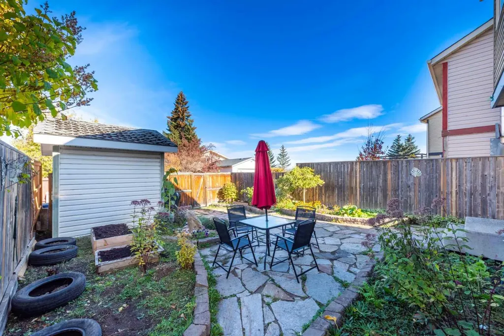 78 Queen Anne Close SE Calgary AB T2J 6E5