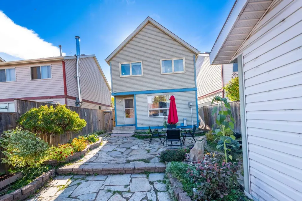 78 Queen Anne Close SE Calgary AB T2J 6E5