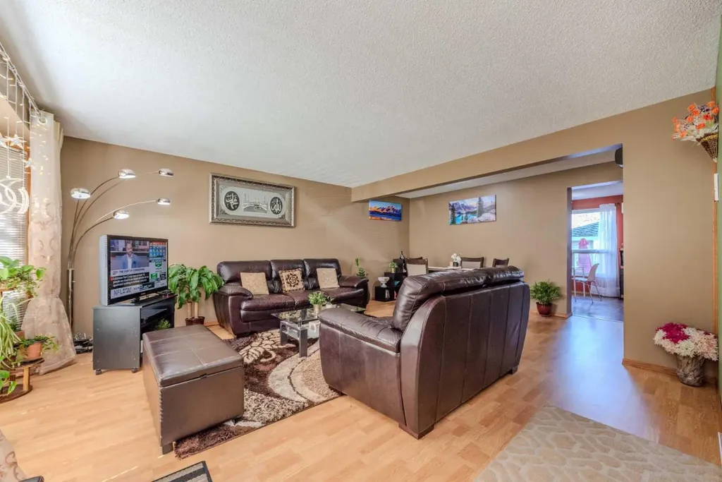 78 Queen Anne Close SE Calgary AB T2J 6E5